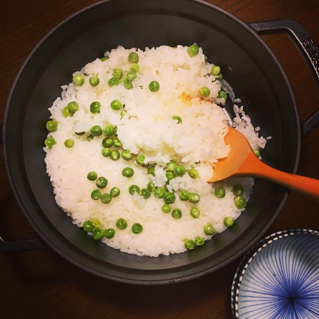 志摩有子さんのインスタグラム写真 - (志摩有子Instagram)「うすいえんどうで豆ごはん。かなり大人になるまでグリーンピースは苦手だったけど、生の豆を使ったらあれっ？ふっくらと美味しい！ということで今では大好物💚 #豆ごはん #うすいえんどう #グリーンピース  #ストウブ #春野菜 #春の味」3月16日 20時52分 - ariko418