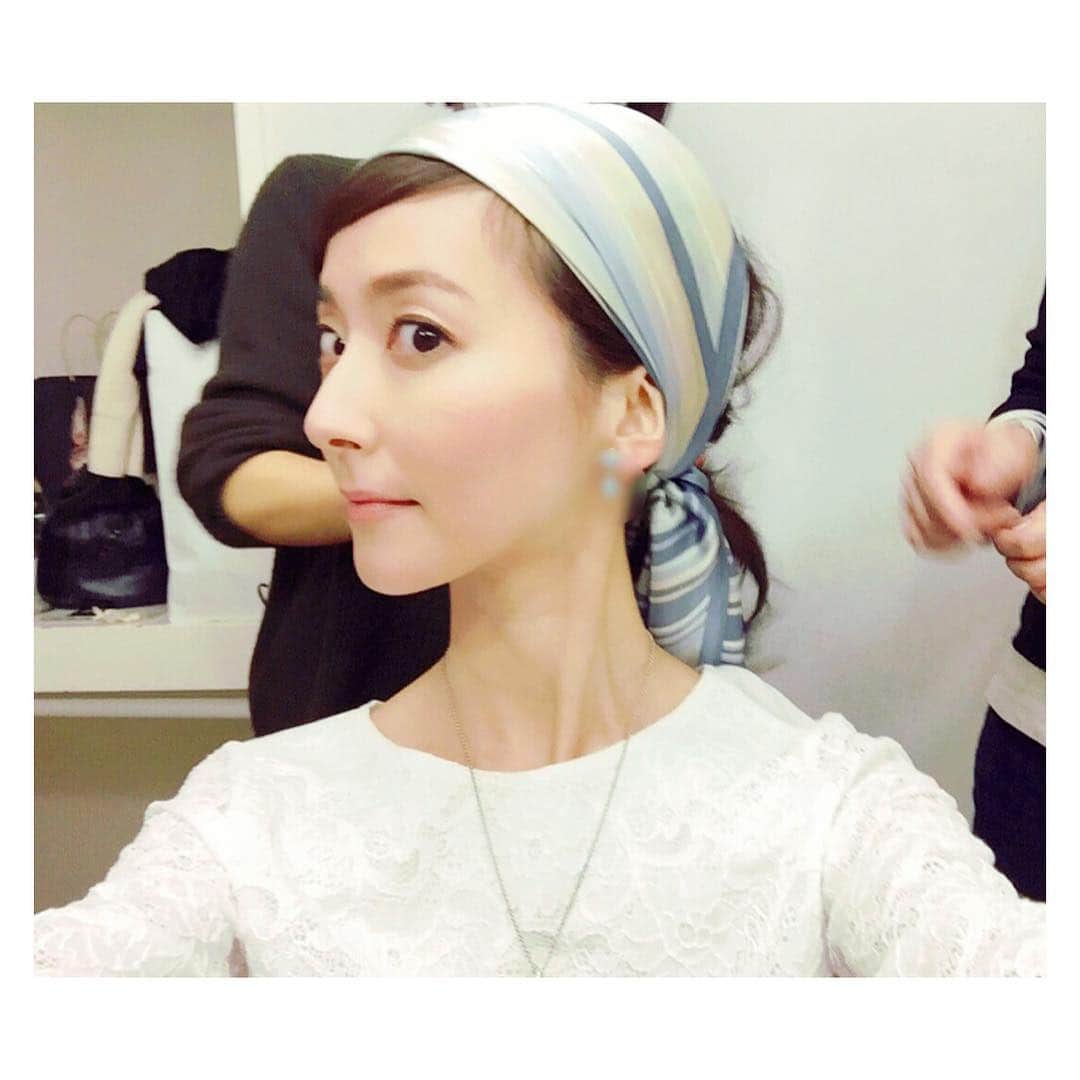 のインスタグラム：「スカーフ巻き巻き😘 巻もの被りもの好きだ〜 髪ボサボサでもなんとかなる。 それかい。 #春夏#scarf#shooting#モデル#撮影#asamihigashi#東麻美」