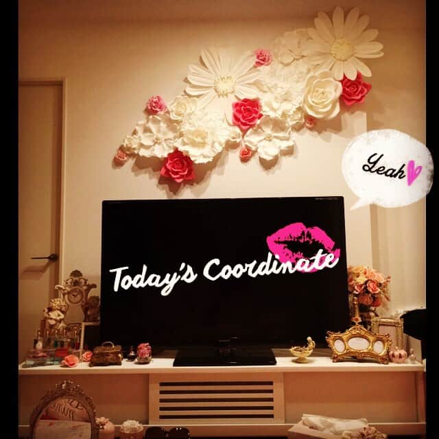 桜井莉菜さんのインスタグラム写真 桜井莉菜instagram お部屋飾り完了 フランフランのウォールフラワーで壁を華やかにしたよん 壁に穴開けたくないから 両面テープで貼ったよ 引越ししたてだからお部屋色々飾るのが今1番楽しい ウォールステッカー集め