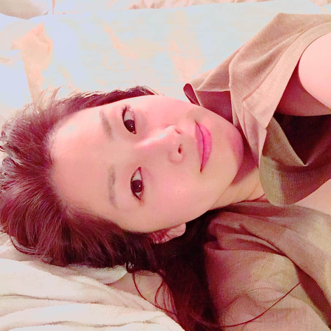 笛木優子のインスタグラム：「おはようございまする〜〜💛 最近毎日4時起き。。。22時に寝ても眠い😑  これは昨晩の写真🌟宿泊ホテルにて。  今日も一日頑張りましょう💖」