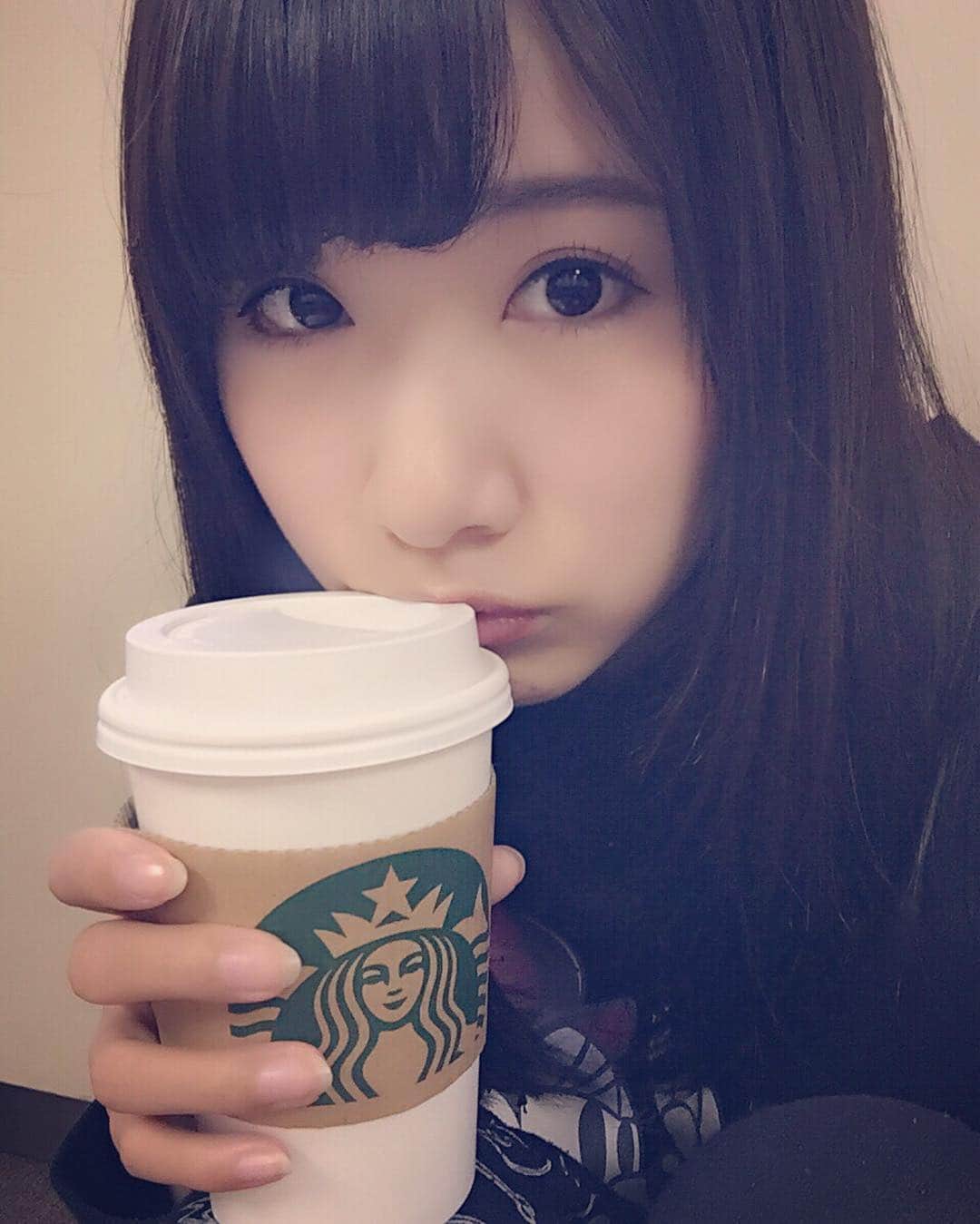 水崎綾のインスタグラム：「😋🆕 美味しかったけどやっぱりホワイトモカが1番かな💓 #アプリコットハニーソイラテ #本日発売」