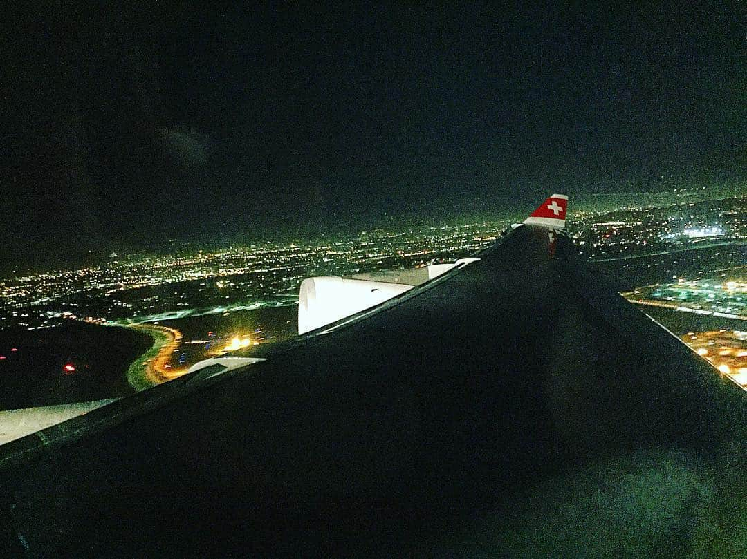 スイス航空のインスタグラム：「LX41 departing from LAX  #FlySwiss #LAX #Zurich #RedEye #Winglet #Swiss #LosAngeles #Airbus340」