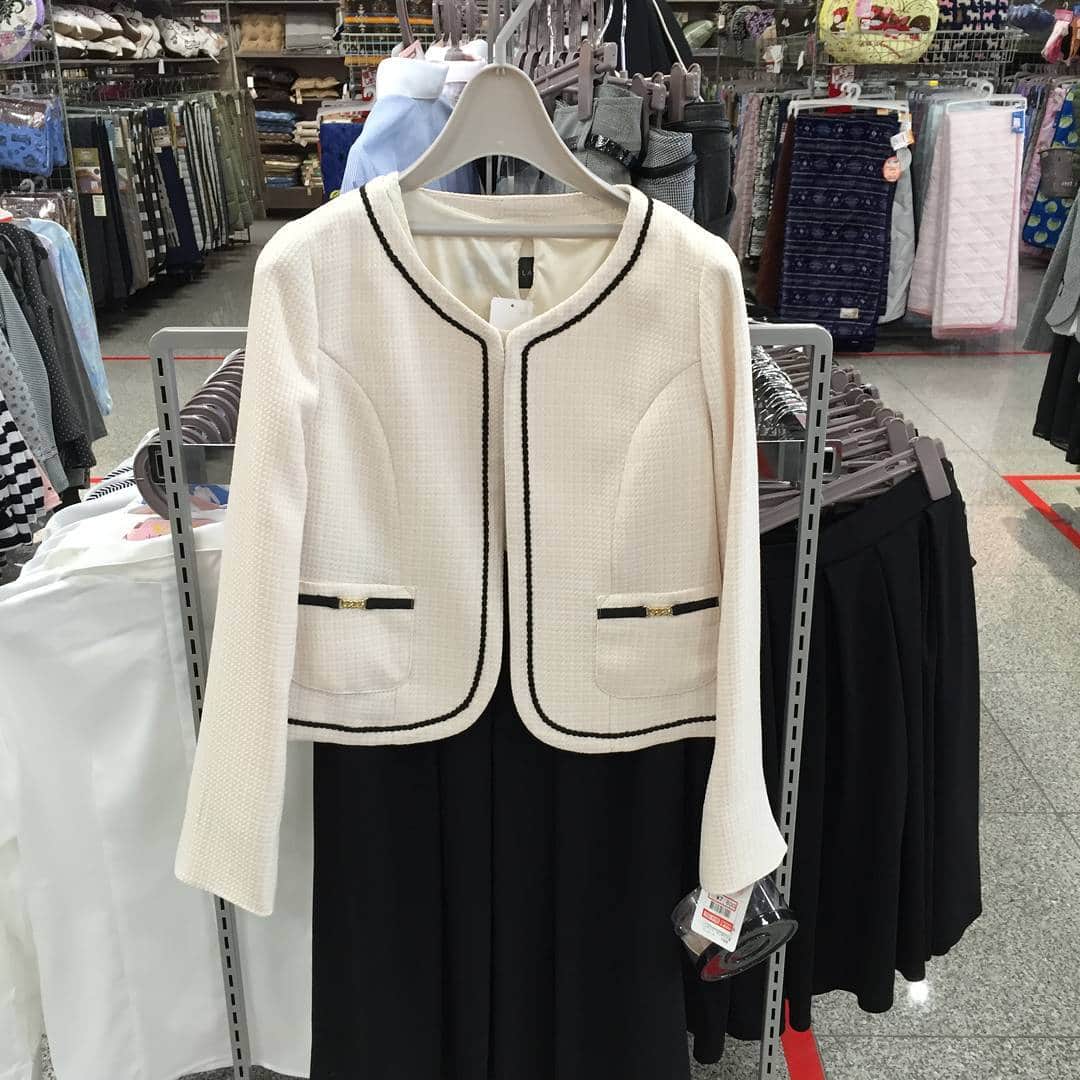 しまむらさんのインスタグラム写真 しまむらinstagram ジャケットとワンピースがセットになったセレモニースーツです コサージュも付いていて1着で完成の便利スーツです 売価 7 800円 品番 535 3192 しまむら しまパト フォーマル 店舗により在庫が異なります