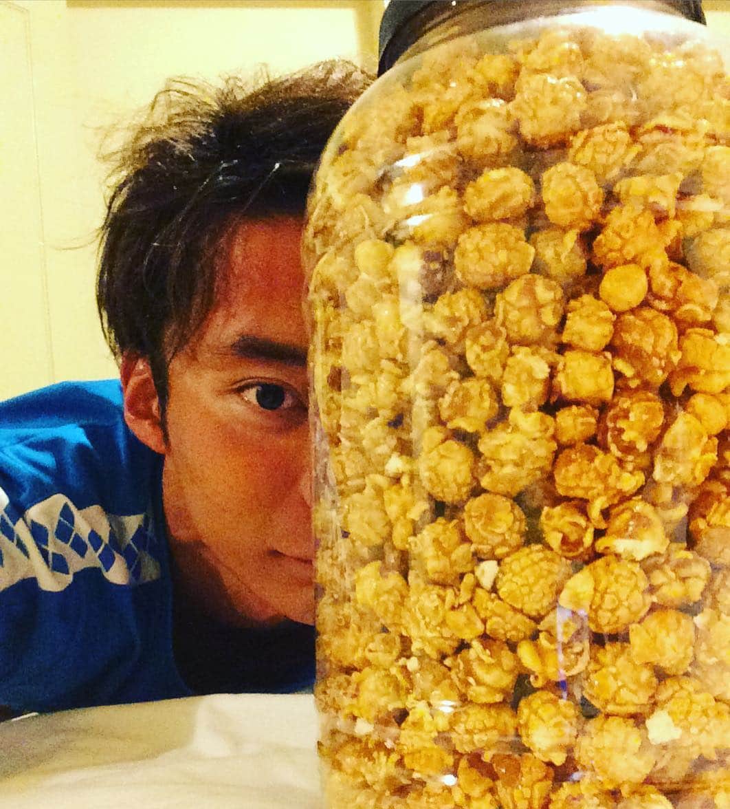 入江陵介さんのインスタグラム写真 - (入江陵介Instagram)「キャラメルポップコーン！でかい！でも6ドル！幸せかよ。  #caramelpopcorn  #6dollars」3月17日 16時38分 - ryosuke_irie