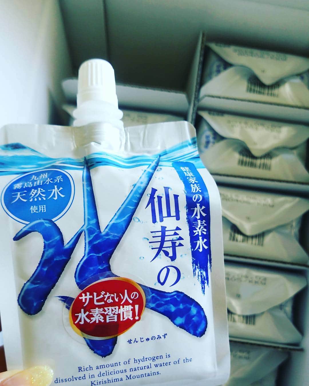 星野ナミのインスタグラム：「水素水届きました✨活性酸素を除去してくれる水素は毎日でも摂りたい！サプリも飲んだりと最近ハマってます☺💗 #水素」