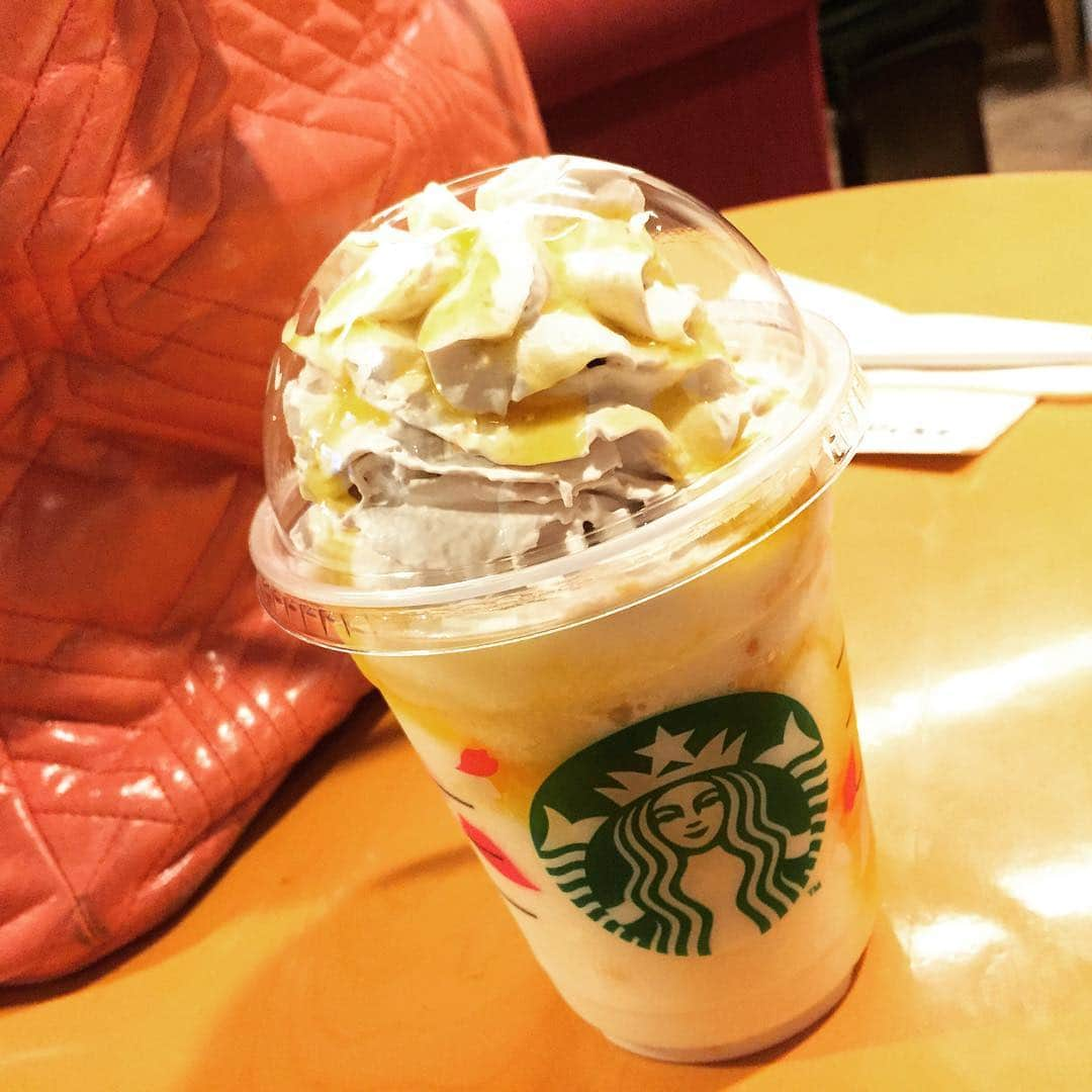 水崎綾のインスタグラム：「1度は飲みたくて今度はフラペチーノ😋 #アプリコットハニーソイクリームフラペチーノ  #今から舞台観劇」