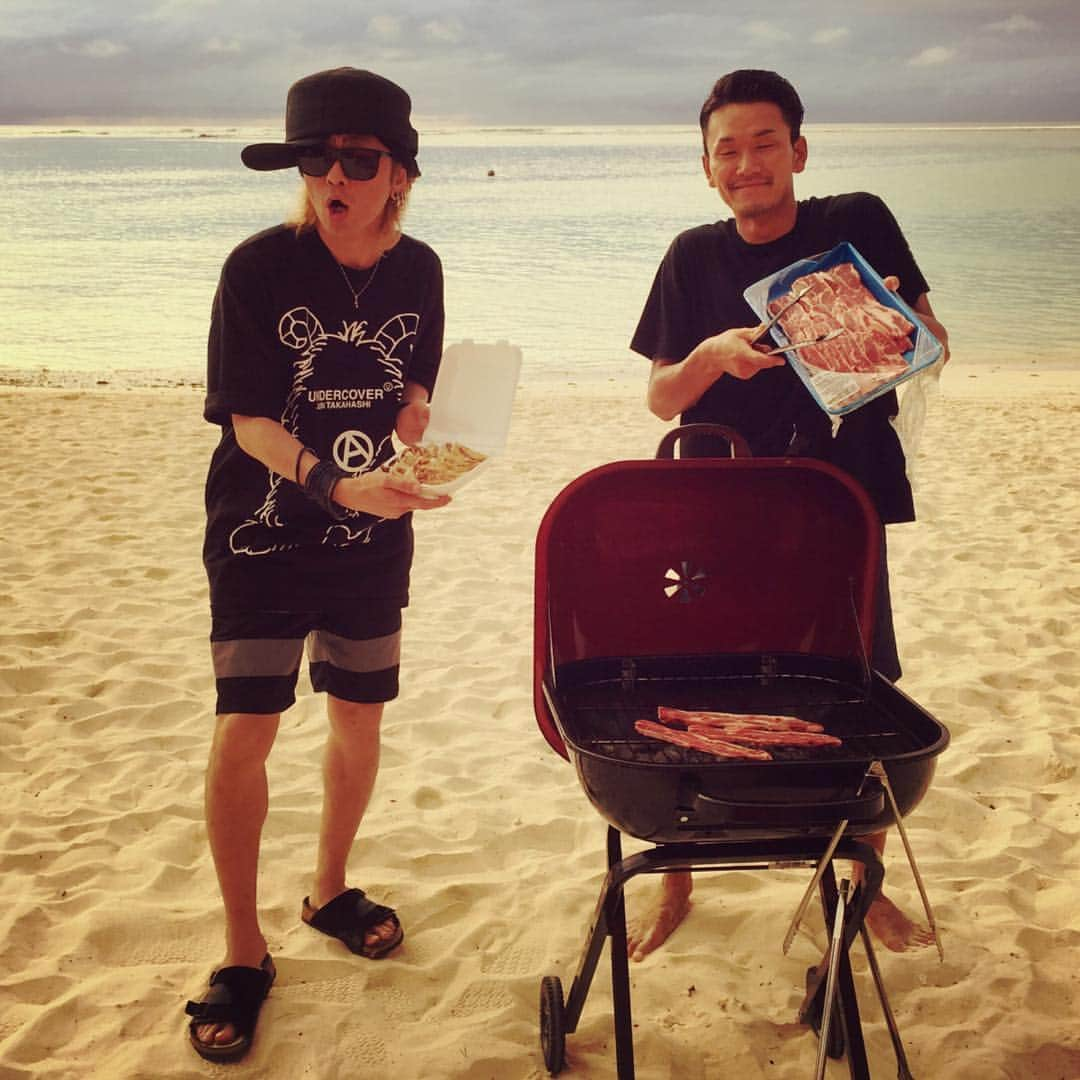 綾小路翔さんのインスタグラム写真 - (綾小路翔Instagram)「BBQ ON THE BEACH、楽しかったです。参加してくれたみんな、ありがとうね。 #BBQONTHEBEACH #隣は #お友達の #さとるくん #みんなの為にお肉をずっと焼いてくれてありがとう #俺が持っているのは #餃子 #グアムのラーメン屋さんの名店 #めん喰い #の大将 #あきらさん #のお差し入れ #本当に美味しかった #ありがとうございます #餃子ONTHEBEACH」3月17日 19時50分 - showayanocozey