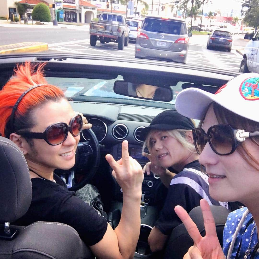 淳士さんのインスタグラム写真 - (淳士Instagram)「ABC FC イベントin グアム🌴☀️ レンタカーであちこちドライブ🚗💕 Acid Black Cherry's FC event in GUAM 🌴☀️ Drive to several places on a rental car🚗💕 #acidblackcherry #travel #guam #レンタカー #オープンカー #日差しパねー #30分おきに日焼け止め #右側通行ムズい #後ろでYUKIはチェキ撮りまくり #ししょーは屋根開けたがる #マジ #ちょー楽しかったわ #ありがとう #yasu #teamabc #ホント #すっき #らぶ #ちゆーちゆ」3月18日 19時33分 - jz0330