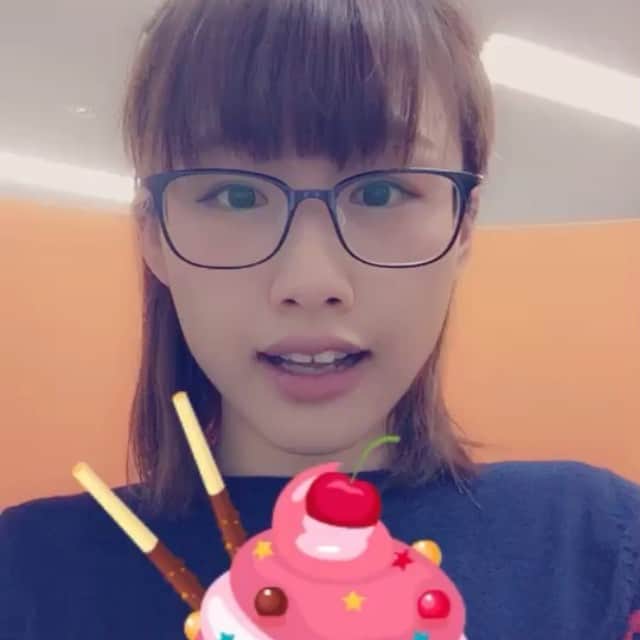 のインスタグラム：「事務所でサイン書き書きしてきたよん。 甘いもの食べたい。。」