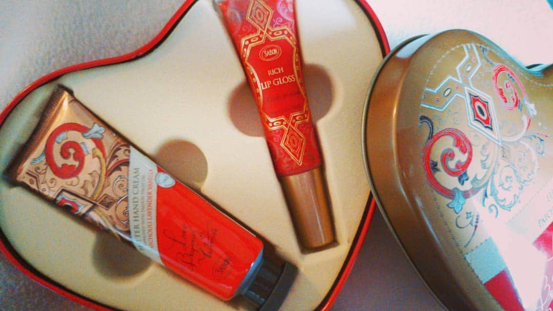 星野ナミのインスタグラム：「ハンドクリームとグロス💄✨可愛くてお気に入り💕 #sabon」