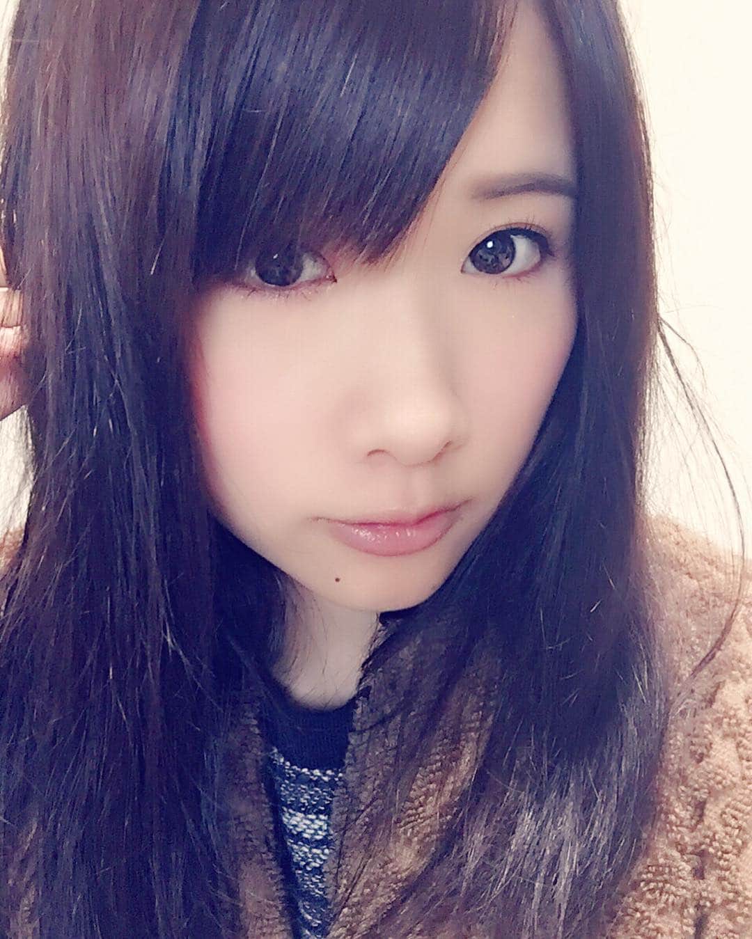 水崎綾のインスタグラム：「今日は衣装付通し稽古👗 あと稽古も残り2日。 最後までやるぞーっっ💪✨ #青色 #主演舞台 #化粧がいつもより上手くいった #るんるん」