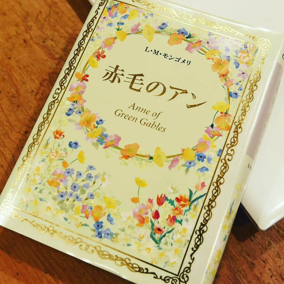 日曜劇場 家族ノカタチのインスタグラム：「撮影は全て終了いたしましたが、オンエアまで、まだまだ作業は続きます！ Twitterも盛り上げていきますよ！！ さて【#家族ノカタチ 小道具を紹介してみよう！のコーナー】本日は葉菜子の愛読書「赤毛のアン」です！勝手に触っていませんよ☆」