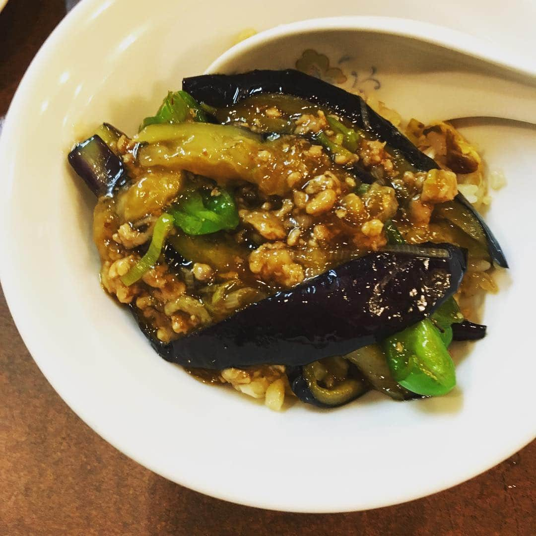 志摩有子さんのインスタグラム写真 - (志摩有子Instagram)「茄子の挽肉炒め。チャーハンにのせて食すともう…白目  #この食べ方はあかん #爆発 #ネギそばとコンボ #夜鶏舎 #ご主人優しすぎ #泣ける #ありがとう @maedamaeda0305」3月18日 23時24分 - ariko418