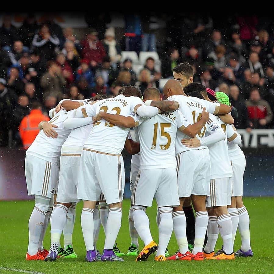 のインスタグラム：「Big push together for the last part of the season!」