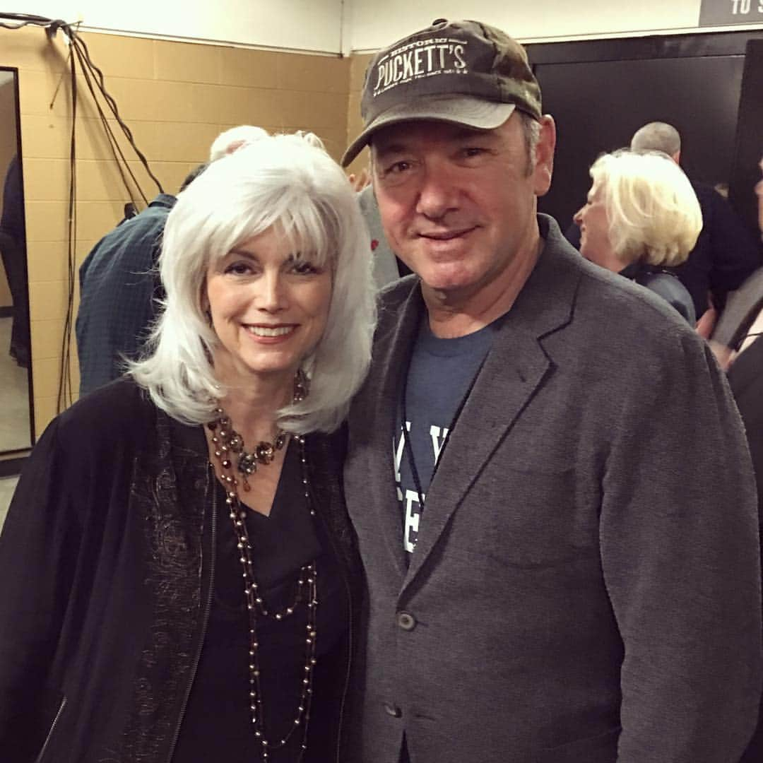 ケヴィン・スペイシーのインスタグラム：「13 Grammys and the legendary Emmylou Harris is still impressing us with her beauty and musical talents」