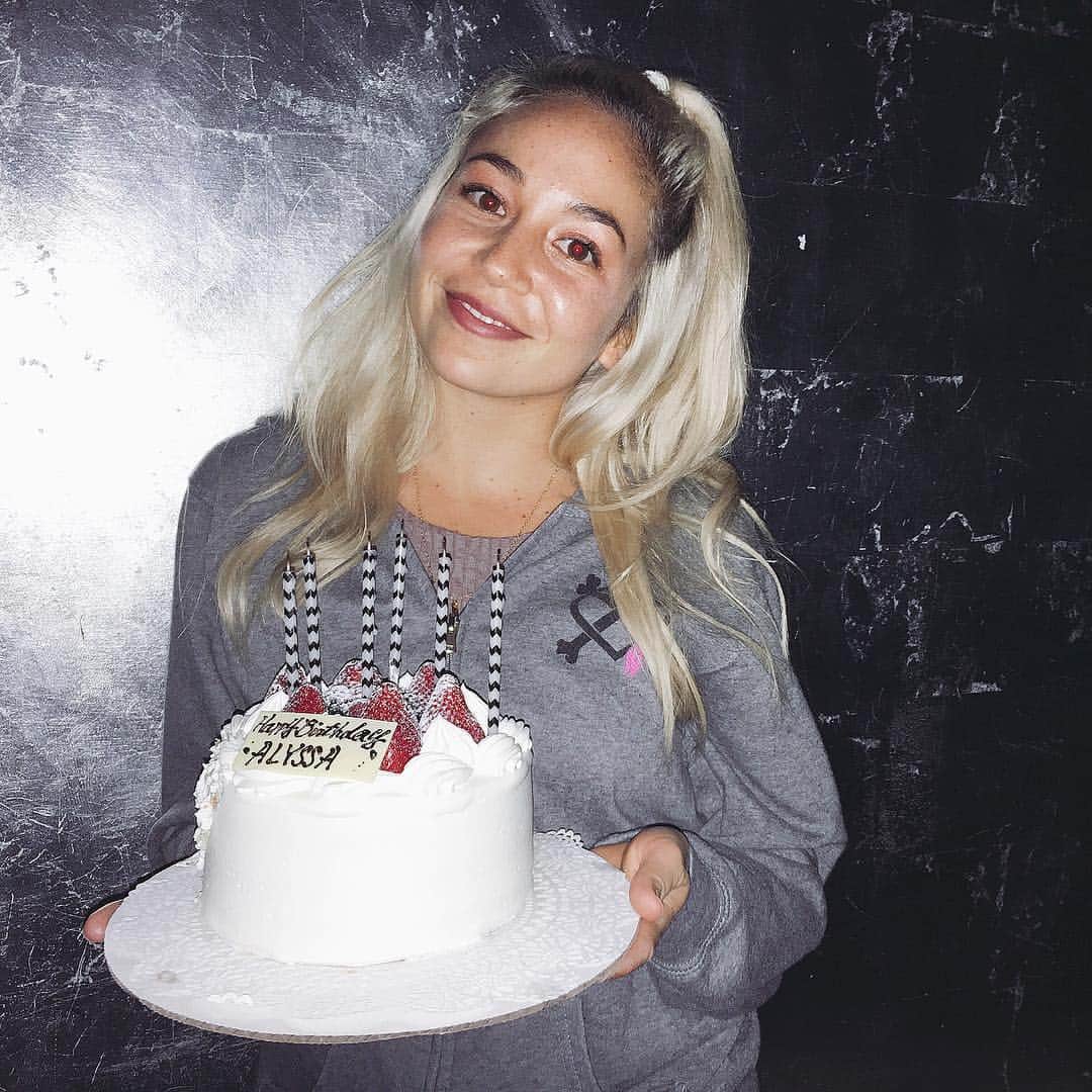 のインスタグラム：「Thanks for my BDAY CAKE @modernaddiction @chissta 🎂」