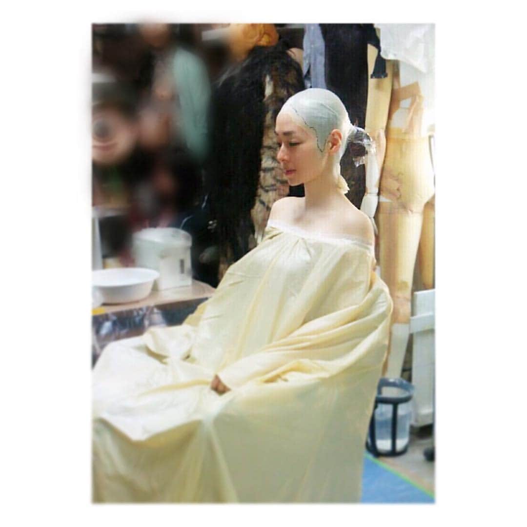 霧島れいかのインスタグラム：「🌝 I'm ready!  何年かぶりの特殊メイク型どり 息とめてしばし暗闇の世界へいってきまっ  #specialmakeup #artists #sofun」