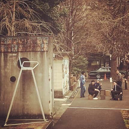 中山美穂さんのインスタグラム写真 - (中山美穂Instagram)「一昨日のこと。 夕立ち前風な休憩時間に(10分)、一服する男共。 密度の濃い瞬間なのであろう、と私は校庭をぼんやり眺めていた。  #魔術 #休憩 #hironorinaitou #masanobukatsumura #masatohagiwara #atsushihashimoto #mihonakayama #20160327start」3月20日 11時20分 - _miho_nakayama_
