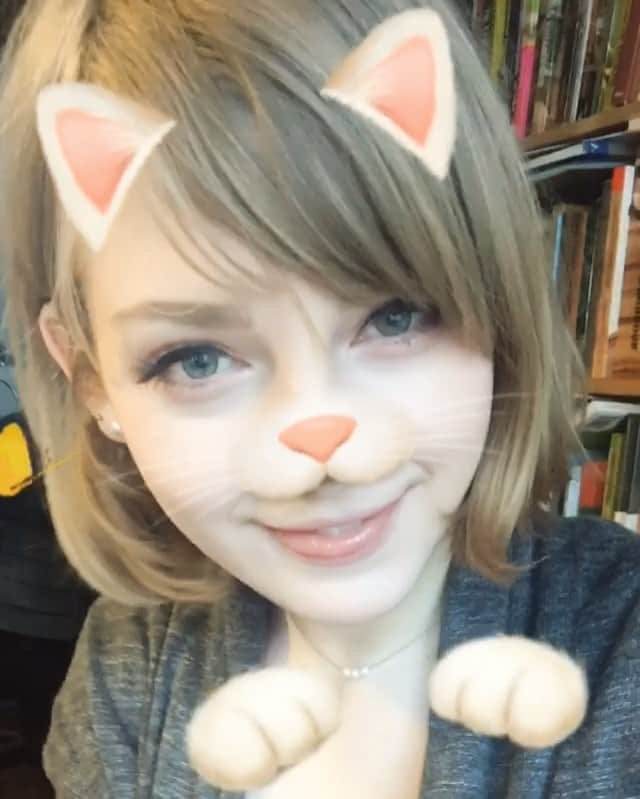 Ella Freyaのインスタグラム：「Anyone else use SNOW? Add me at: ellafreya」