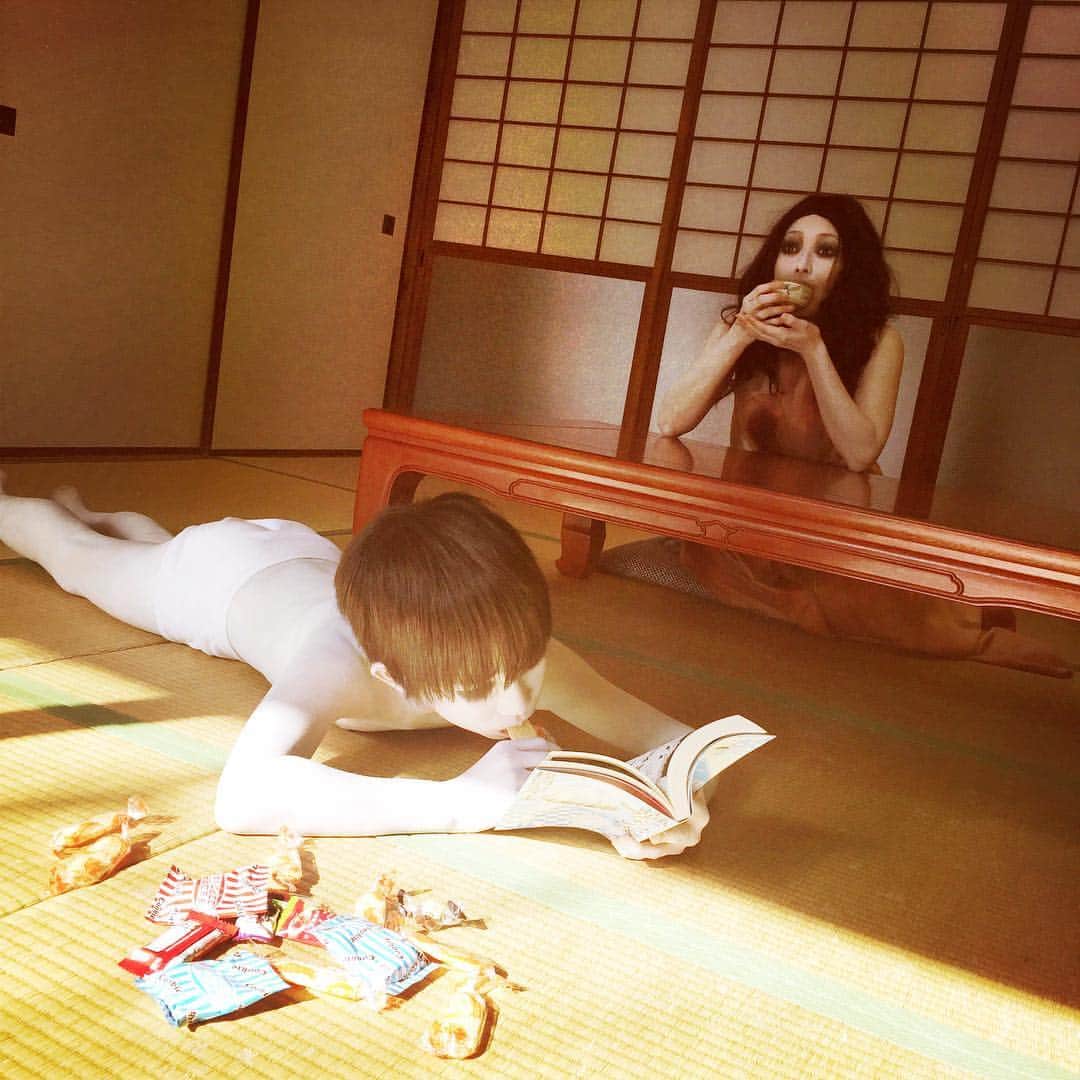伽椰子と俊雄のほのぼの親子日記のインスタグラム：「あ"あ"あ"あ"あ" （日曜日の昼下がり）  #あ"あ"あ"あ"あ"　 #ニャー　#さだかや」