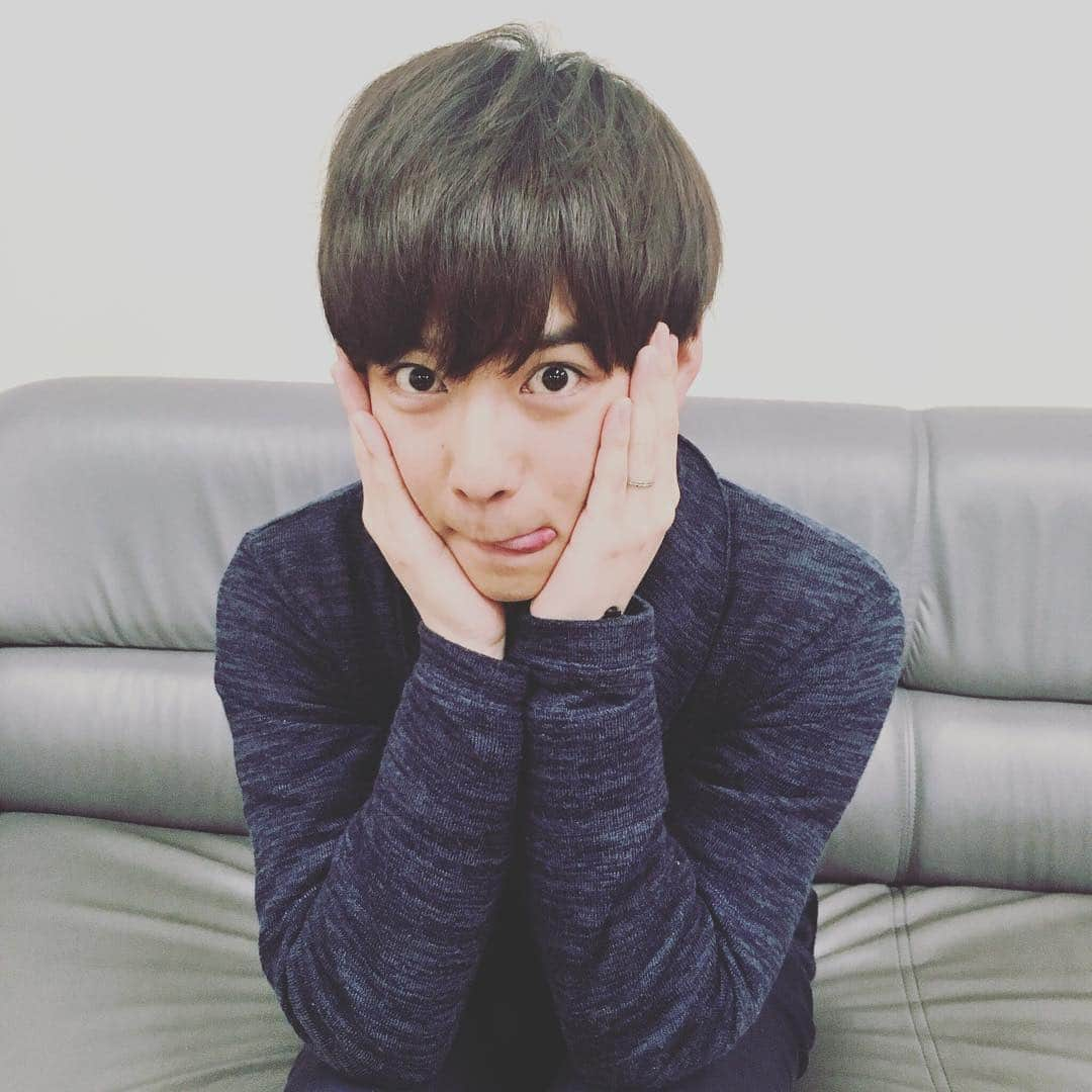 日曜劇場 家族ノカタチさんのインスタグラム写真 - (日曜劇場 家族ノカタチInstagram)「入江くんのこのポーズ、覚えていますか？実はクランクインのときの千葉さんのオフショットと同じポーズ！ 「これ、最後の僕ですか！じゃあ最初と同じポーズで^ ^」と言って撮影させていただきました！  #家族ノカタチ #千葉雄大」3月20日 20時22分 - kazokunokatachi