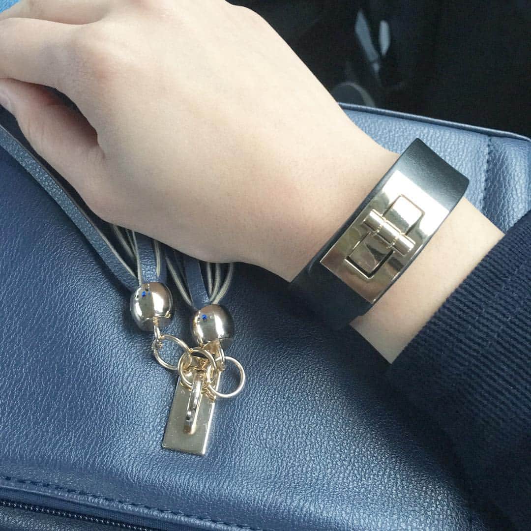 micoro_3のインスタグラム：「ブレスレットは頂き物です☺️シンプルなコーデのアクセントになってお気に入りです。  #ブレスレット#アクセサリー#今日のコーデ#ママコーデ#今日のファッション#fashion#outfit#OOTD#coordinate#ファッション#style#mamafashion#プチプラ#プチプラコーデ#ママファッション#シンプルコーデ#着まわし#今日の服#手元くら部」