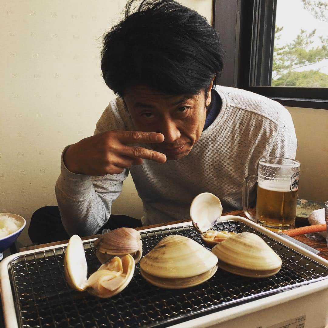 志摩有子さんのインスタグラム写真 - (志摩有子Instagram)「九十九里といったらやっぱり焼き蛤。奇しくも今日は半年前のNYロケのメンバー。思いもよらない打ち上げに。NY在住のハンジさんも日本の味を満喫！ #ロケごはん #九十九里 #焼きハマグリ」3月21日 13時54分 - ariko418