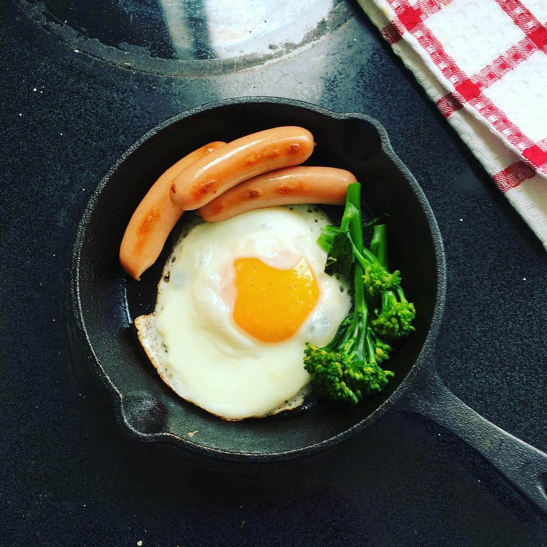 志摩有子さんのインスタグラム写真 - (志摩有子Instagram)「朝食のシーンなのでスキレットで目玉焼きも焼いてみました。アメリカ製のヴィンテージ級のレンジの火力がはんぱない。  #classymagazine #shooting #cooking  #props #gu #スキレット #目玉焼き #IHといわれたけど #IHとはぜんぜんちがう #芸は身を助ける とはこのこと」3月21日 10時31分 - ariko418