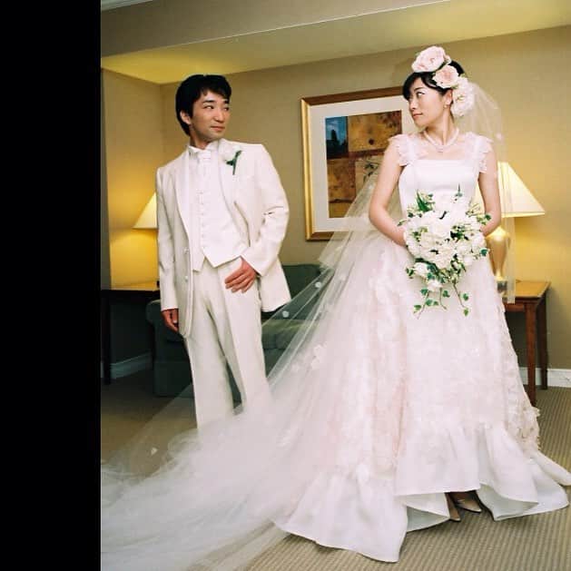 WEDDING DRESS KEITA MARUYAMAのインスタグラム：「#keitamaruyamawedding  #weddingdresskeitamaruyama  ずっと昔からKEITAMARUYAMAのブランドを好きでいて下さるお客様の菊池結花様より貴重な貴重な ウエディングドレス写真が届きました！こちらのドレスはKEITAMARUYAMAのフルオーダー 会場はホテルでは24時間バトラーサービスでも有名だった西洋銀座にて。ドレスから少しチラっと見えるパンプスはルブタン。ブーケはジェーンバッカー。 #wedding #西洋銀座#dress#cute #keitamaruyama #hotelwedding #tokyo #hotel」