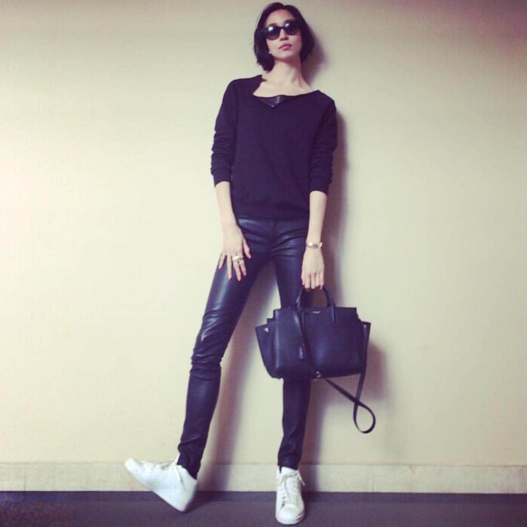 松島花さんのインスタグラム写真 - (松島花Instagram)「: 私服😎👟👟👟 ブランド名はブログにて👍🏻👍🏻👍🏻 #私服 #hanaoutfit #outfit #fashion #Tokyo #black #leather」3月22日 17時21分 - hana_matsushima_official