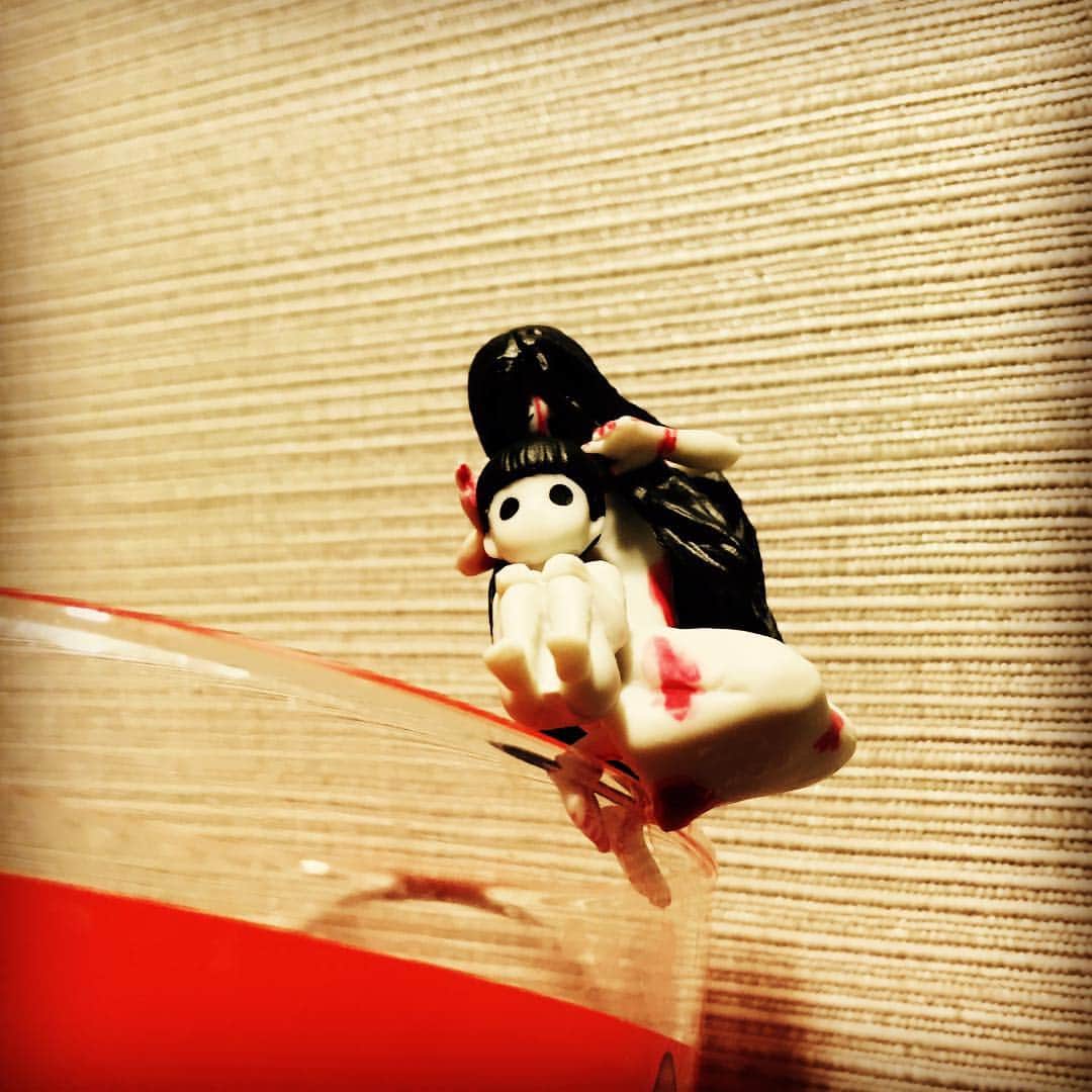 伽椰子と俊雄のほのぼの親子日記のインスタグラム：「あ゛あ゛あ゛あ゛あ゛（前売特典♥） #呪いのフチの伽椰子with俊雄　#数量限定 #ムビチケカードは4/2（土）発売 #詳しくはＨＰで #あ゛あ゛あ゛あ゛あ゛ #ニャー　#さだかや」