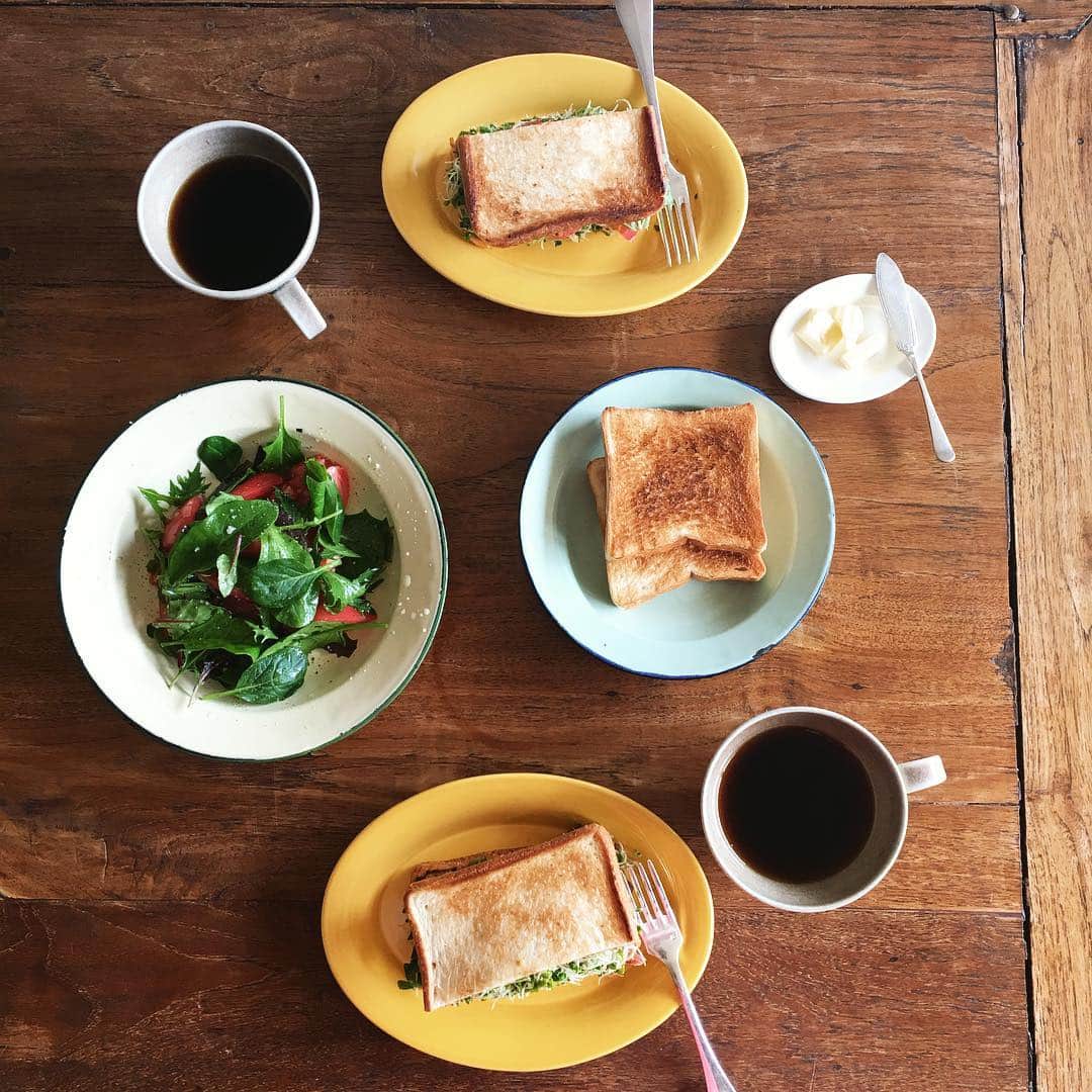 小堀紀代美さんのインスタグラム写真 - (小堀紀代美Instagram)「親友ミカコとほんの束の間のランチ♩ 気兼ねなくサンドイッチとサラダ。 サンドイッチはトーストして挟むのが好き。でも、おいしすぎるパンはもったいなくてシンプルにトーストで味わいます！ （うれしいいただきもののペリカンの食パン♡  ごちそうさまでしたー @masakoito29 ）」3月23日 16時26分 - likelikekitchen