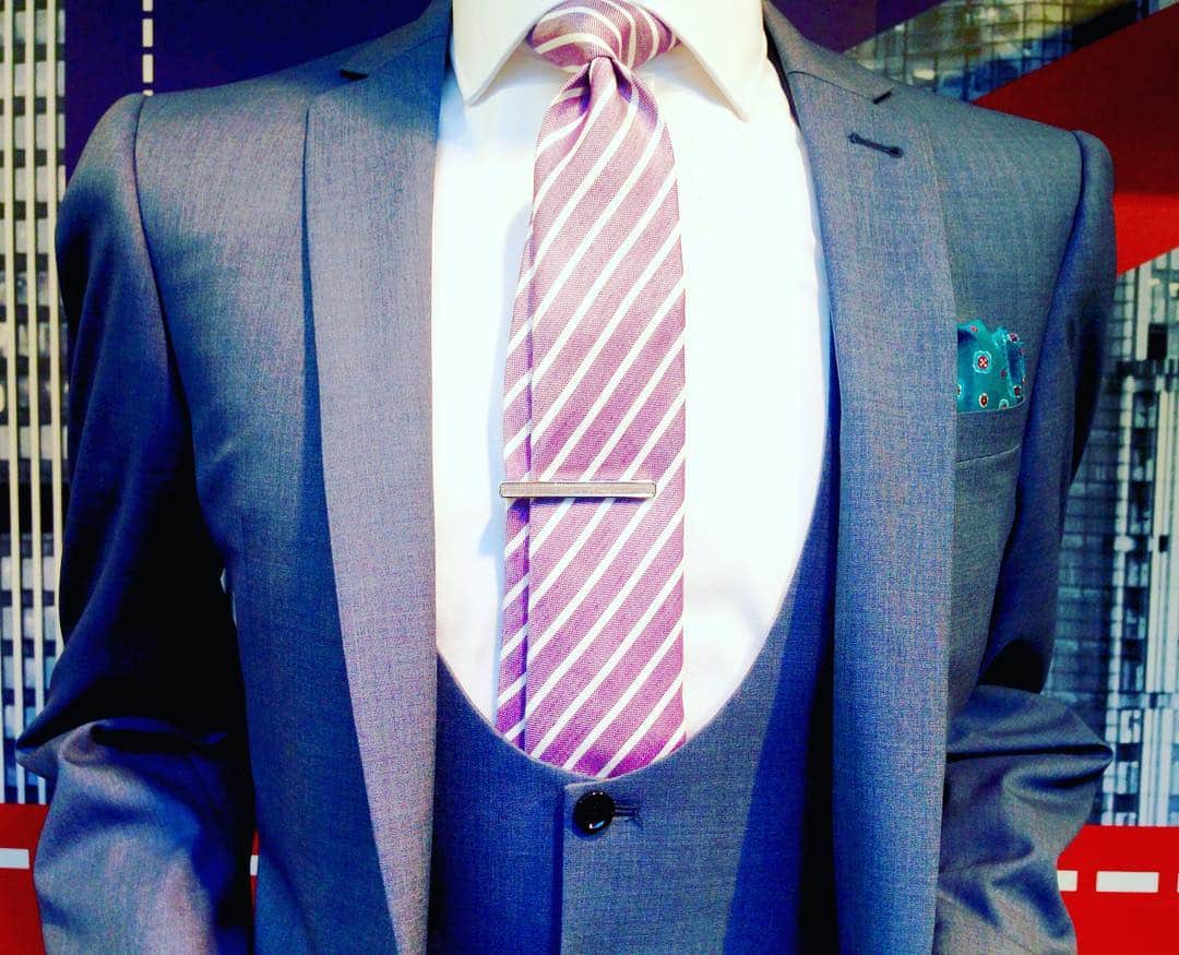 オースチンリードのインスタグラム：「The new AR Red Airforce Blue suit has arrived to complete your wardrobe! Check out this horseshoe waistcoat!  #outfitoftheday #dapper #menstyle #menswear #mensfashion #tie #pocketsquare #ootd #gentleman #sartorial #welldressed #suit #suitup #class #mensfashionpost #modernmen」
