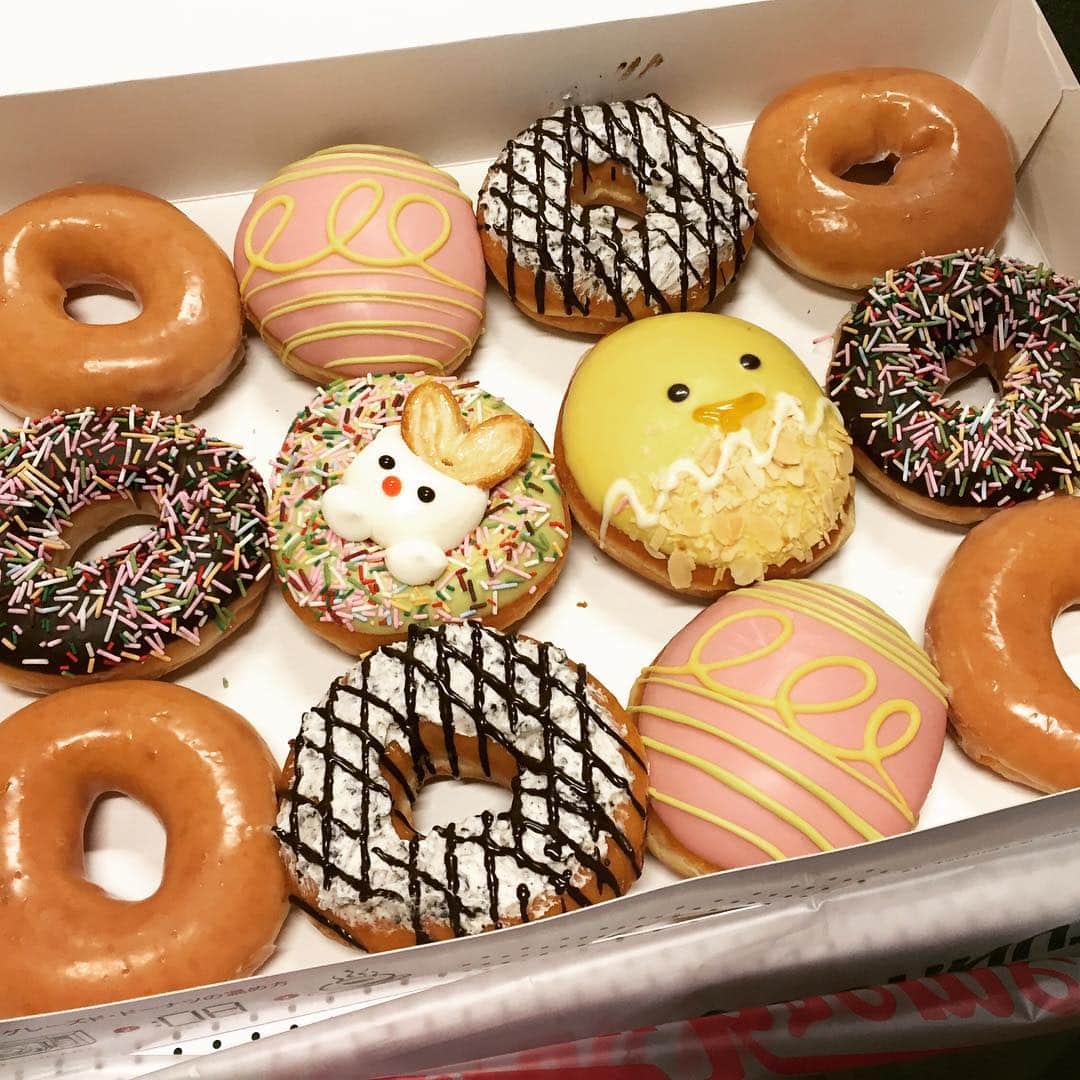 水崎綾のインスタグラム：「差し入れで頂いた🍩 イースターが可愛すぎる🍳💕 #クリスピークリームドーナツ #イースター」