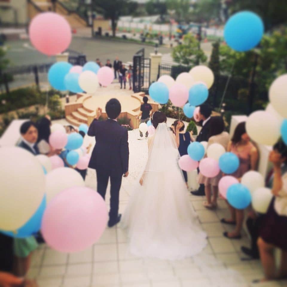 アニヴェルセル 神戸 公式さんのインスタグラム写真 - (アニヴェルセル 神戸 公式Instagram)「挙式の後は、アニヴェルセルオリジナルのアフターセレモニー♪デートに来ているカップルも足を止めて、未来の花嫁たちの憧れの的に。 #ウェディング #ウエディング #アニヴェルセル #アニヴェルセル神戸 #神戸 #結婚式 #ブライダル #ブライダルフェア #バルーンリリース #アフターセレモニー #大階段 #ハーバーランド #wedding #bridal #anniversaire #anniversairekobe #kobe #japan #groom #bride #love #smile #happy #balloonrelease」3月24日 19時27分 - anniversaire_kobe