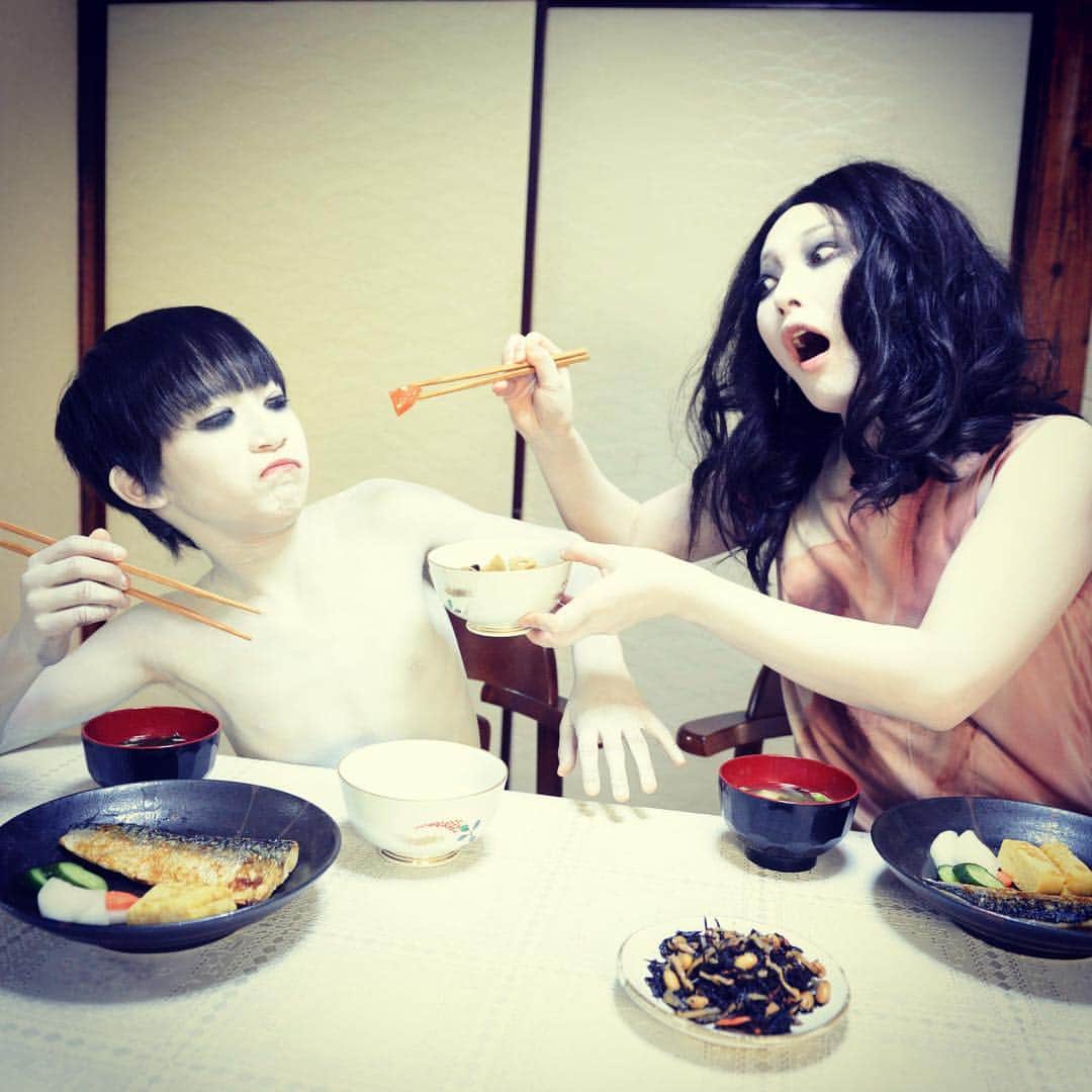 伽椰子と俊雄のほのぼの親子日記のインスタグラム：「あ゛あ゛あ゛あ゛あ゛（にんじんきらい）  #あ゛あ゛あ゛あ゛あ゛ #ニャー　#さだかや」