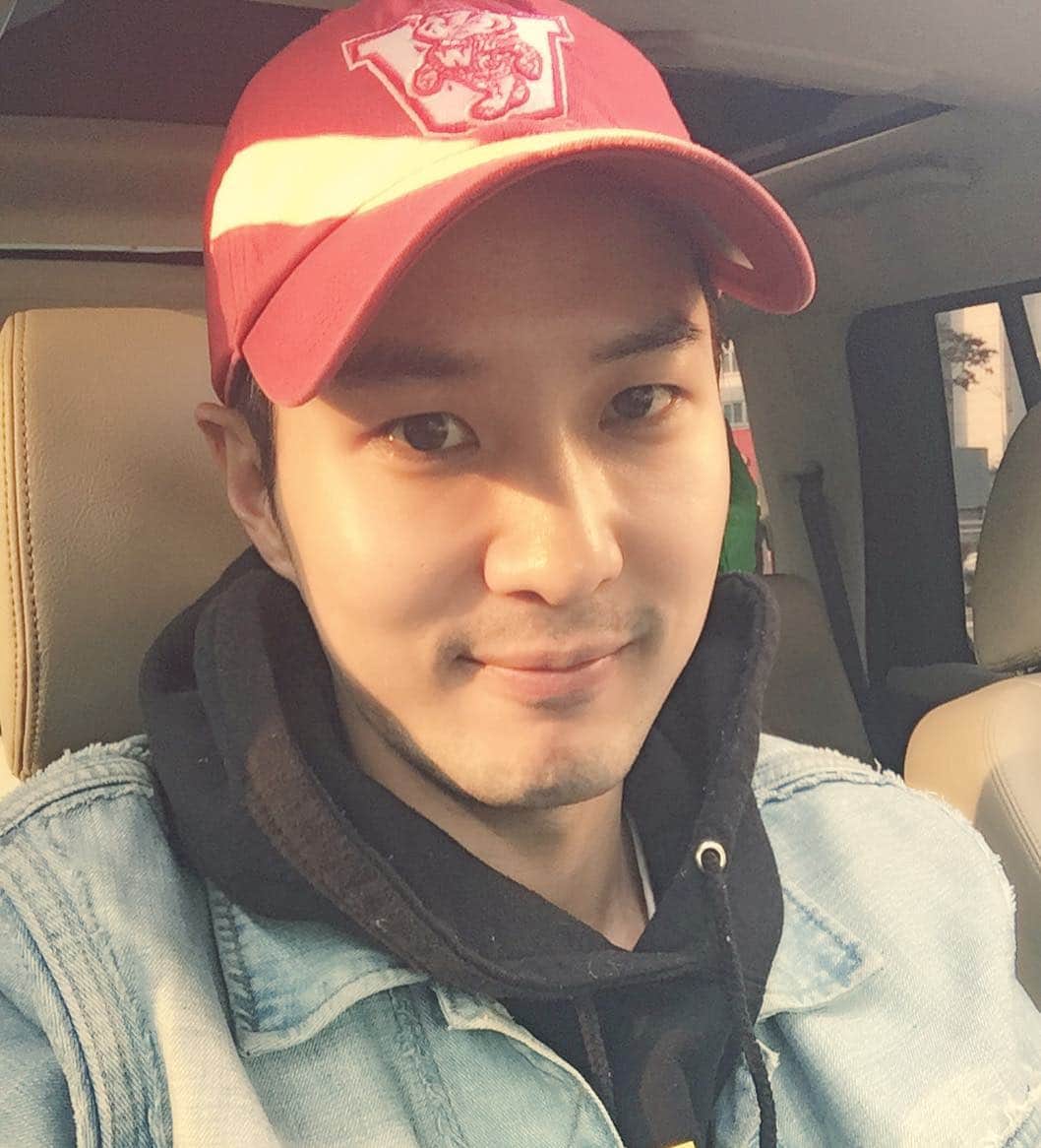 キム・ジソクのインスタグラム：「날씨 이거 어쩔~~⁉️🌻👍🏻☀️😁」
