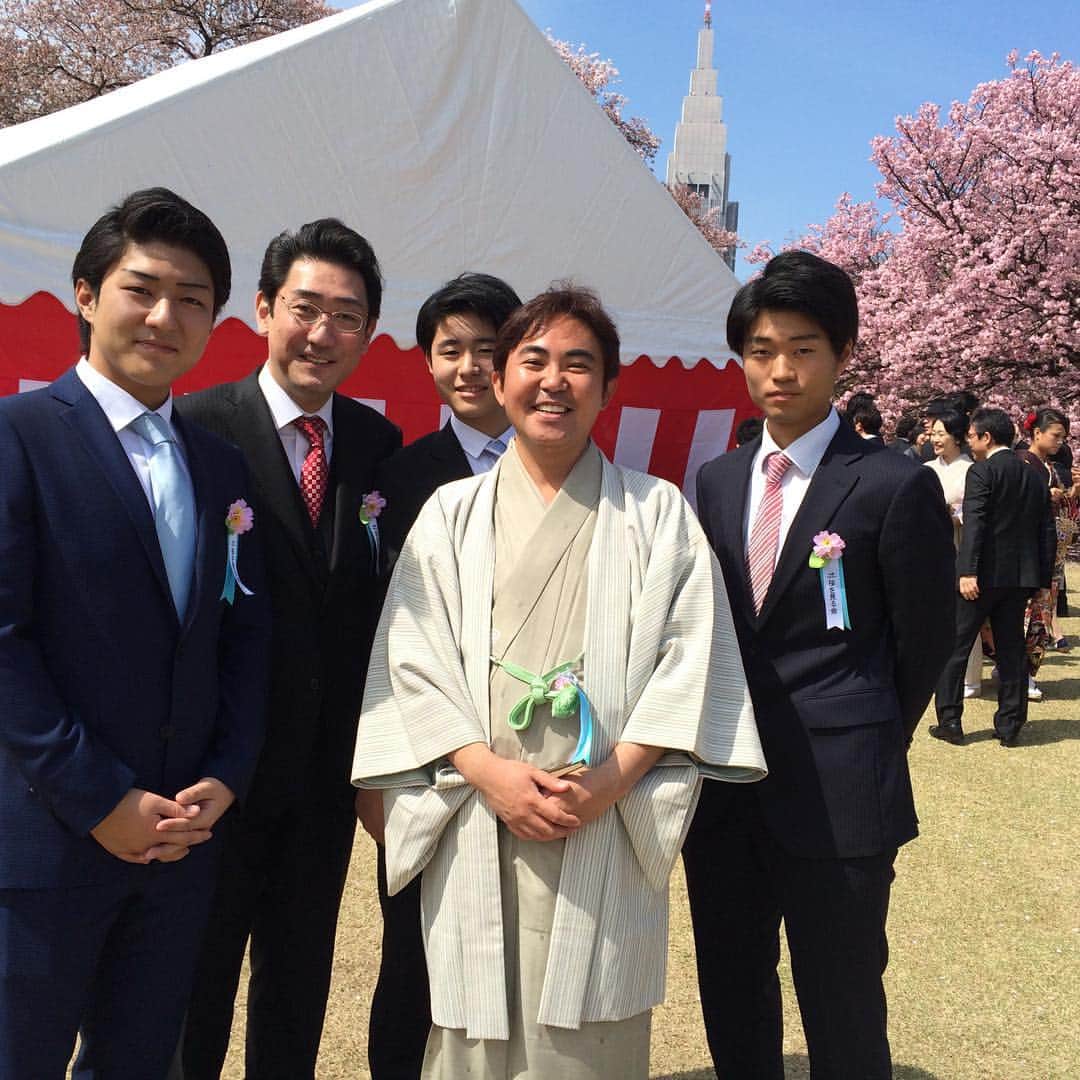 2代目 林家三平のインスタグラム：「昨日の総理と桜を観る会で中村橋之助のお兄さんと息子さんに会いました！ 私は大銀座落語際でお世話になり、佐智子はNHKドラマ「御宿かわせみ」にて共演させて頂きました。 このたび中村芝翫の襲名本当におめでとうございます。 落語「孝行糖」の中にも出てくる大名跡！お兄さん、体、大事にして下さい！ #桜  #中村橋之助  #歌舞伎  #襲名」