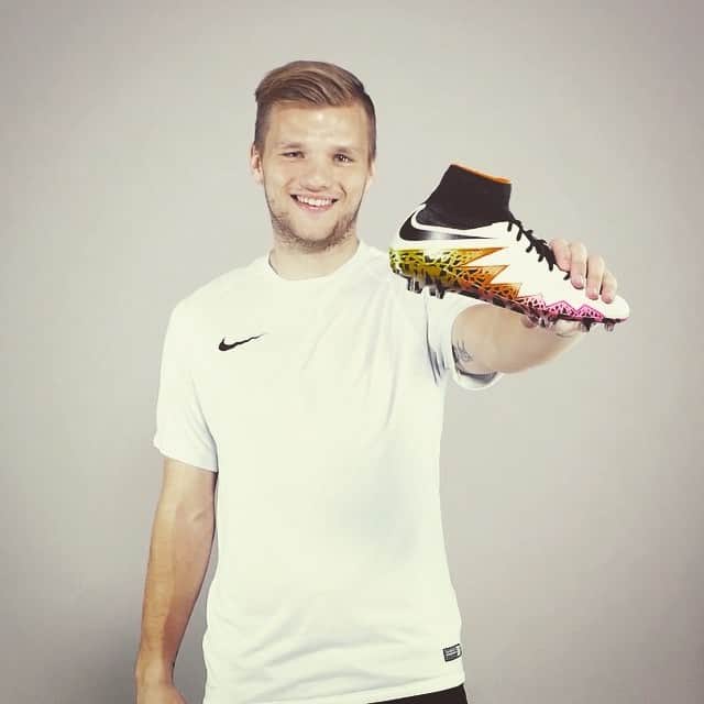 ヨハネス・ガイスのインスタグラム：「Derbytime with my new #hypervenom 🔵⚪️ 📢📢」