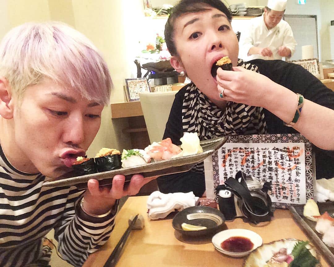 小林尊のインスタグラム：「Back in Japan🇯🇵 SUSHI!!!🍣 @junkootaega 帰国！美味しい寿司！」