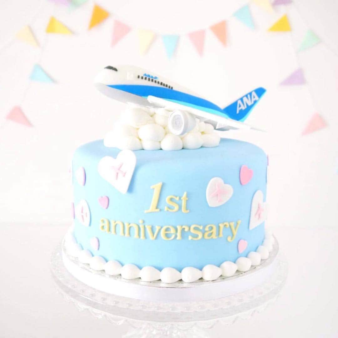 ANAのインスタグラム：「いつもご覧いただきありがとうございます♪ おかげさまで @ana.japanは開設1周年を迎えました☆  #1周年記念 #おめでとう #ケーキ #シュガーケーキ #飛行機 #雲 #ハート #空色 #1st #anniversary #cake #🎂 #🍰 #✈️ #🎉 #airplane #ana_jp  引き続き、よろしくお願いいたします♪」