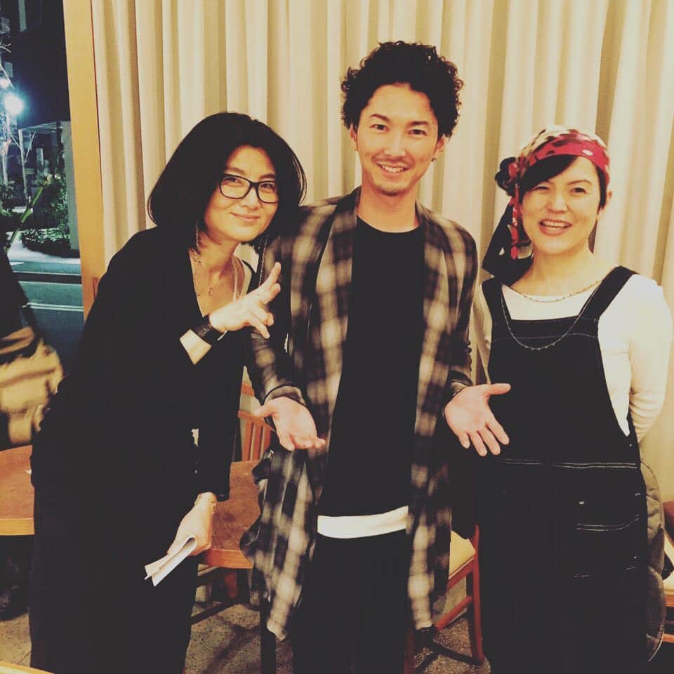宮田悟志さんのインスタグラム写真 - (宮田悟志Instagram)「先日、僕のピアノの師であり、ゴスペラーズさんのバンマスも務める佐々木真里さんと素敵シンガーソングライターの小嶋佐和子さんのLIVEへ🎵  真里さん戦ってたわぁ〜💪🎹 #佐々木真里 #小嶋佐和子 #貝のふた #みしなる #音との戦い」3月26日 18時50分 - miyata_satoshi