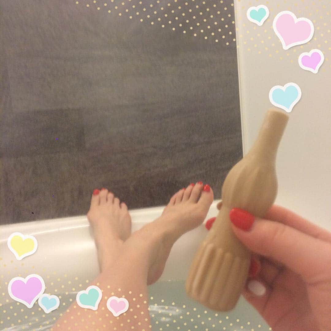 高橋みゆきのインスタグラム：「今日は朝から歩いたり🚶待ったり😕変に疲れたので…ゆっくり長風呂🛀パピコ🍦ウマっ❣️ #歩き疲れた #お風呂昔から好き #汗かいた #からの #パピコ #一段と美味い #入浴剤 #なかった #ネイル #赤」