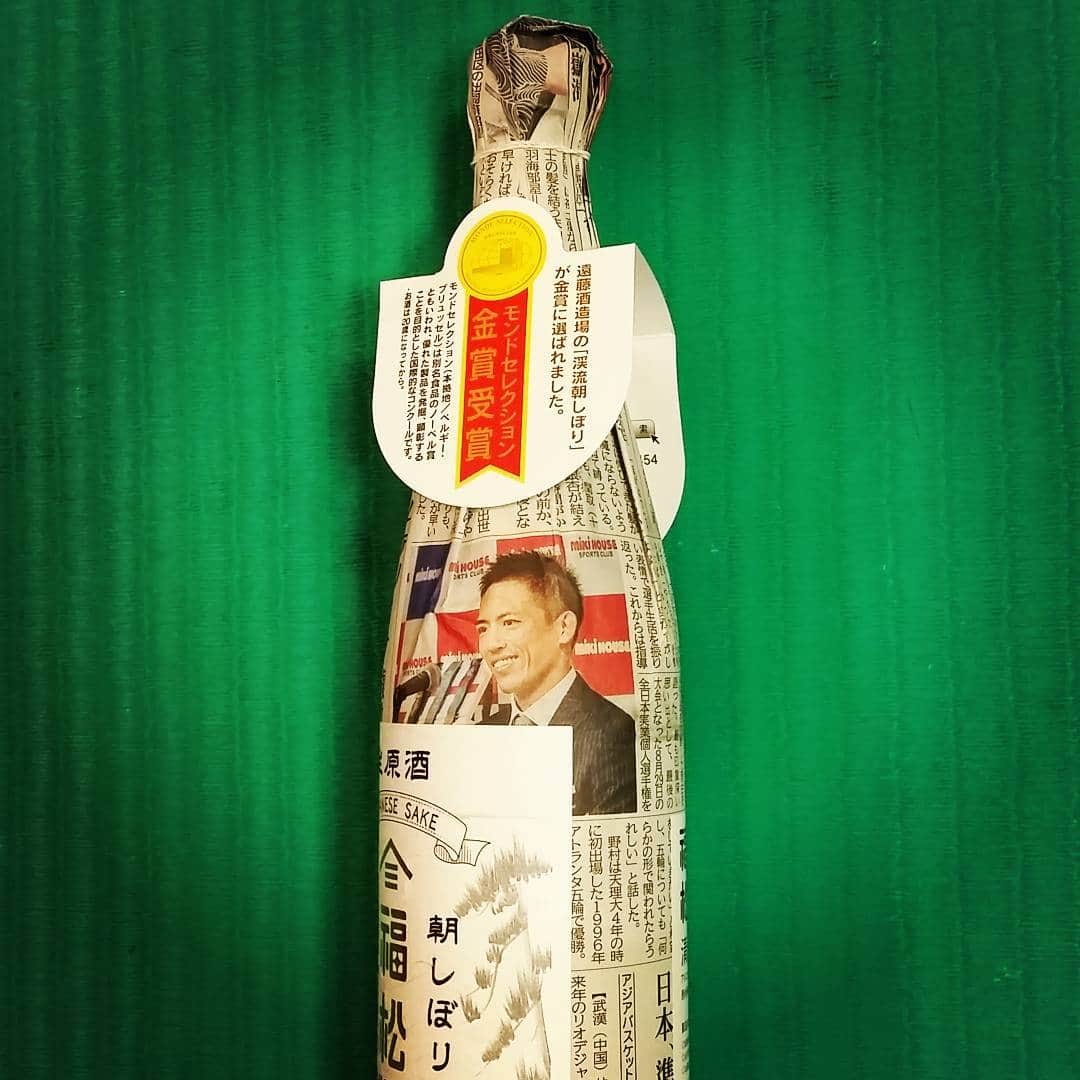 野村忠宏さんのインスタグラム写真 - (野村忠宏Instagram)「引退会見した時の新聞で包装された日本酒。友人が酒屋で見つけて買ってきてくれました。 #福松 #生原酒 #金賞受賞」3月28日 16時00分 - nomura60kg