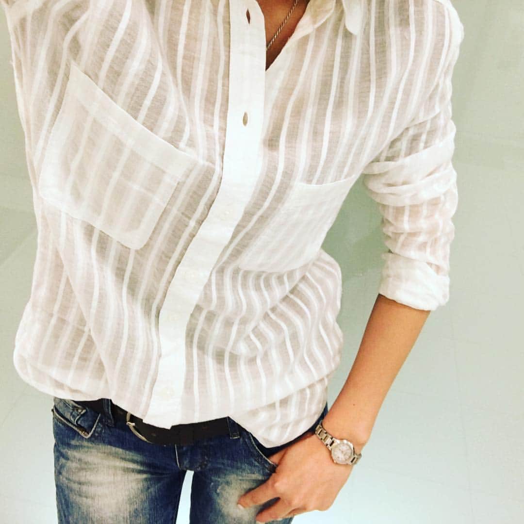 American Eagle Japan staffsのインスタグラム：「春に1枚は欲しいWhite shirt🤗 @cynthia_mai のオススメはboyfriend fitのライトウェイトシャツ◟̊◞̊ 💕 今なら新作も20%offでgetできちゃう🤔🤔🤔🤔 #ootd #shirtstyle #white #fashion #americaneagle #aeostyle」