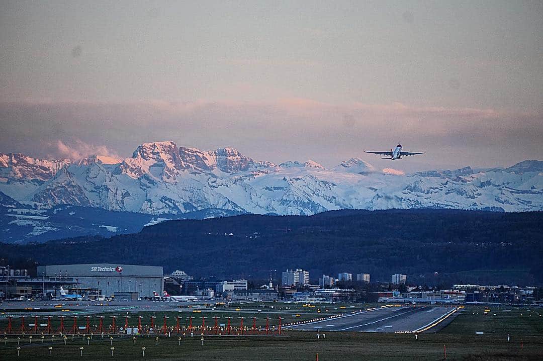 スイス航空のインスタグラム：「We wish You, Swiss & Edelweiss a great start into the new week 🍀 #FlySwiss #Edelweiss #Alps #ZRH #Sunset #Switzerland #Airbus330 #TakeOff」