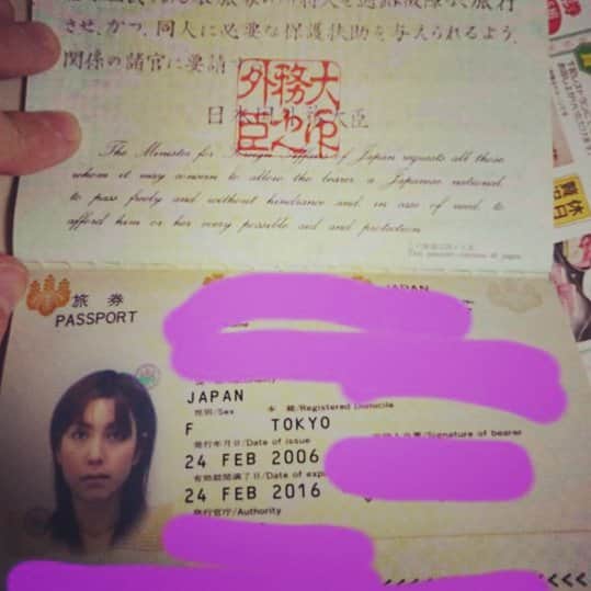 梨木アリアのインスタグラム：「【悲報】パスポートの有効期限が切れてました #バカにつける薬開発キボンヌ」