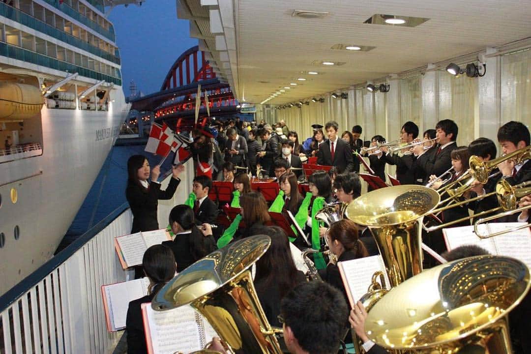 神戸学院大学さんのインスタグラム写真 - (神戸学院大学Instagram)「吹奏楽部が3月28日夜、ポートターミナルを出港した外国客船「マリナー・オブ・ザ・シーズ」（13万8千トン）の見送り演奏をしました。同船は、米国の舩会社ロイヤル・カリビアン・インターナショナルが運航。神戸港への入港は2回目です。今回は、中国・上海発着の日本周遊クルーズ「10 Night Best Of Japan Cruise」で、今朝名古屋港から寄港。午後6時半過ぎ、神戸から宮崎・油津港に向かいました。吹奏楽部は妹尾真帆さんの指揮でTHE BOOMの「風になりたい」、SMAPの「joy‼」などを演奏。デッキに出た乗船客から拍手を受けました。1月に部長に就任した今井聖也さんは「神戸学院大学の吹奏楽部をもっと皆さんに知っていただけるよう活動します」と話しています。  #神戸学院大学 #神戸学院 #吹奏楽部  #ポートターミナル」3月29日 14時58分 - kobegakuin_university_koho