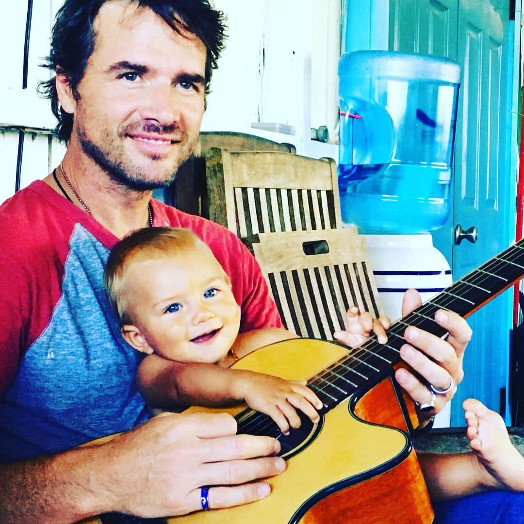 マシュー・セトルさんのインスタグラム写真 - (マシュー・セトルInstagram)「My Little song writer #dad」3月30日 5時18分 - matthew_settle