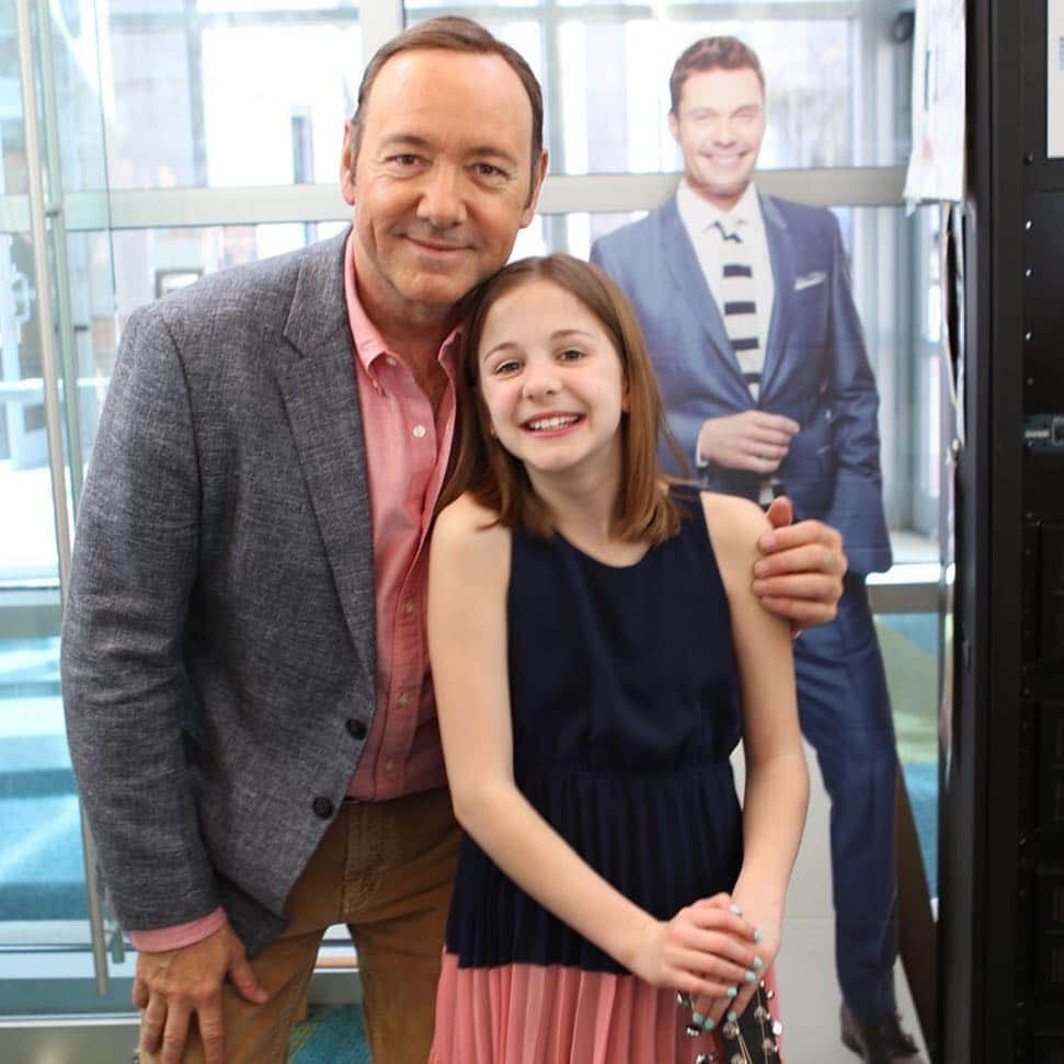 ケヴィン・スペイシーのインスタグラム：「While in Nashville, I stopped in at the Bluebird Cafe and discovered 11 yr old Marisa McKaye singing a powerful song called "Warrior" that she wrote about her friend fighting cancer.」